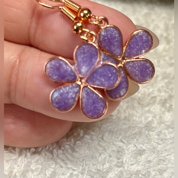 Pretty Betsey Johnson style mini flower charm earrings - Picture 2 of 5